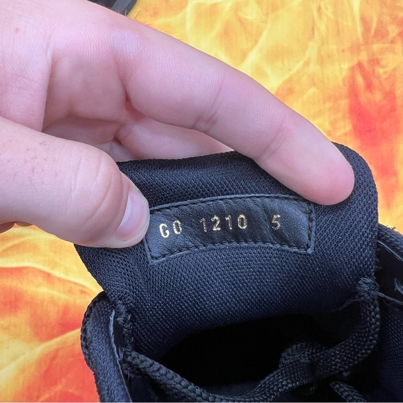 Louis Vuitton run away sneaker LV- 5/7M - Picture 10 of 10